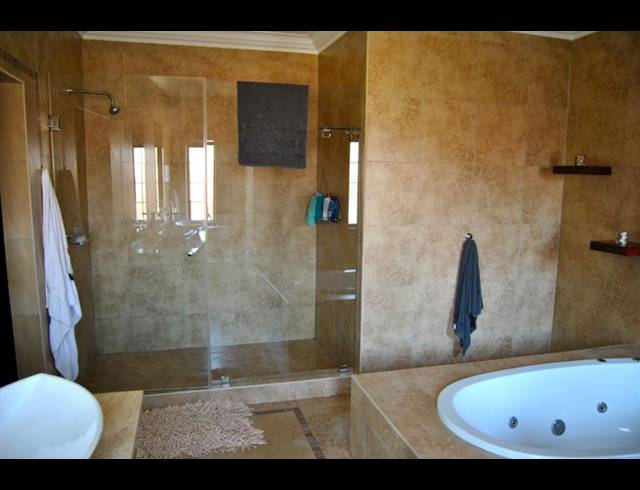 5 BEDROOM HOUSE FOR SALE IN MIDSTREAM ESTATE